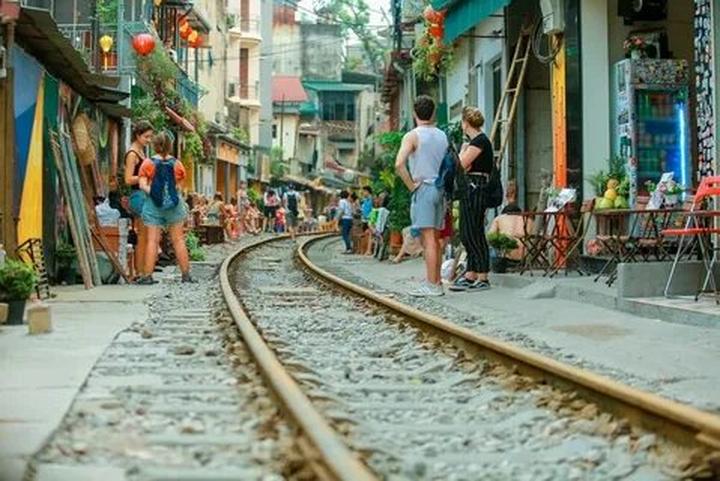 Hotspot Matrix: Biến Phương Oanh diện set đồ 50 thành cơ hội marketing đột phá
